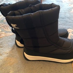 SOREAL WHITNEY II PUFFY BOOT MID BOOT (Black)